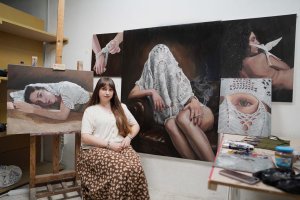La artista María Hernández en una sesión fotográfica