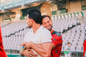 Nelson Monte abrazado por Leo Baptistao en el césped del Nuevo Arcángel.
