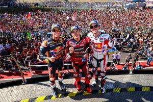 Los tres pilotos españoles que coparon el podio, los hermanos Márquez y Pedro Acosta.