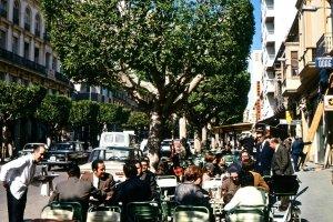 Típica terraza de un café del Paseo a finales de los años 60 con el camarero en perfecto estado de revista.