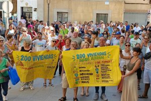 La manifestación de los vecinos de las 200 Viviendas, llega a la plaza del Ayuntamiento de Roquetas de Mar.