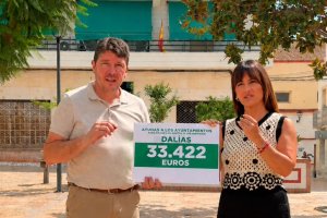 La diputada del PSOE de Almería en el Congreso, Inés Plaza, y el secretario general del PSOE de Dalías, Salvador Páez
