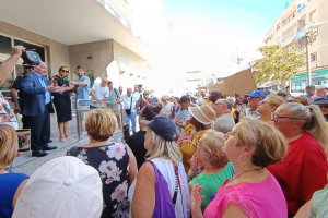 El alcalde de Roquetas de Mar, Gabriel Amat, habla con los manifestantes a la spuertas dle Ayuntmaiento.