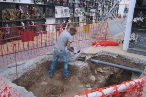 Imagen de archivo de un sepulturero.