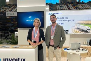 Representantes de Invoitix durante un encuentro profesional del sector del transporte.