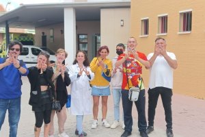 La doctora Gema Esteban, en el centro, con bata blanca, en el centro de salud de La Cañada, donde el jueves se celebrará el acto.
