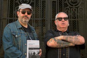 El pianista Ramón García y el fotógrafo Antonio J. García, ‘Ché’, con su libro ‘Fantasía occidental. Silvio y Sacramento, rock bajo palio’ (Efe Eme).