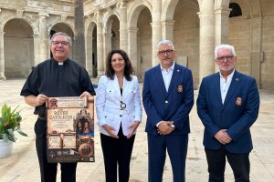Presentación de 'Los Reyes Católicos. La boda que cambió la historia', en el Claustro de la Catedral de Almería.