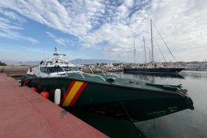 La nueva patrullera de la Guardia Civil, Río Odiel, atracada en el puerto de Almería.