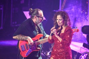 Pastora Soler, con un vestido de Sergi Real durante su concierto del sábado en el Teatro Auditorio de Roquetas de Mar.