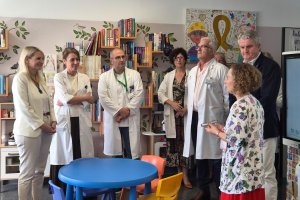 El delegado de Salud, Juan de la Cruz Belmonte visita una de las aulas hospitalarias.