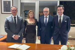 Pilar Alfonso Rodríguez, acompañada por su marido y su hijo, además del alcalde de Macael.