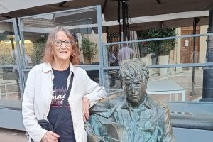 Julia Baird junto a la estatua de su hermano John Lennon en la Plaza Flores de Almería capital, en su visita por las II Jornadas del músico.