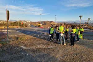 La Junta supervisa los trabajos de iluminación en la A-348 a su paso por Gádor.