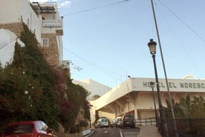 Imagen de archivo del Hotel Moresco de Mojácar, a la derecha.