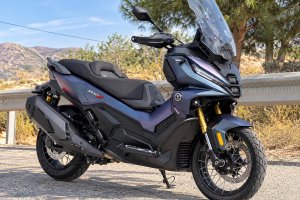Maxiscooter Voge SR150X en carretera.