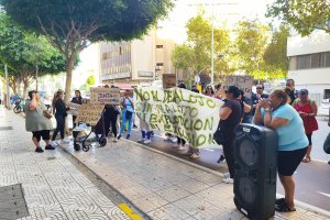 Concentración en la calle Canónigo Molina Alonso de los vecinos de El Puche para reclamar una solución ante un posible desahucio.