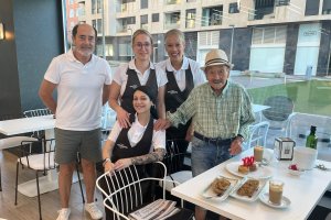 El centenario Juan Carreño tras soplar las velas el 12 de octubre en compañía de su hijo, Encarni, Lucía y Laura, trabajadoras de la Heladería-cafetería Antiu Xixona.