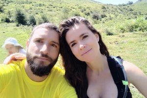 Sara Lobeto, junto a su marido, Alan, en uno de sus viajes.