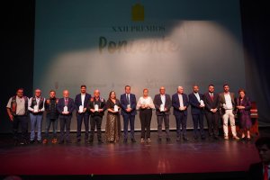 Foto de familia de los premiados de los XXII Premios Poniente