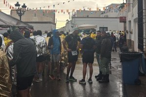 Colas en Enix para coger lo autobuses tras la cancelación de La Desértica