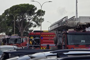 Bomberos del Poniente, trabajando este lunes en el concesionario de Seat en El Ejido.