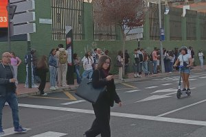 Varias decenas de usuarios esperando al autobús a primera hora de la mañana en La Salle.