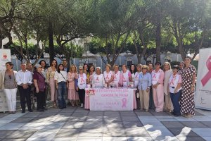 Almería da visibilidad al Día Mundial Contra el Cáncer de Mama con la lectura del manifiesto.