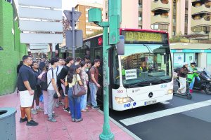 Varias decenas de usuarios a primera hora de este martes en la parada junto a La Salle.