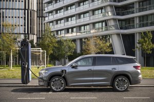 El nuevo híbrido enchufable ofrece una potencia total de 200 kW, combinando un motor de gasolina de 130 kW con un motor eléctrico de 85 kW.
