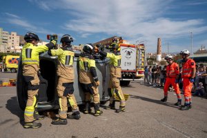 Actuación ante los escolares durante el simulacro de un accidente de tráfico en Adra.