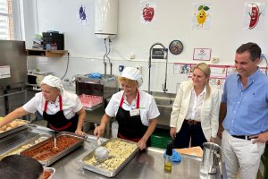 La delegada de Educación, Carmen María Jiménez, y el gerente provincial de la APAE, José Luis García, este viernes en el comedor del colegio Rafael Alberti.