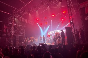 Un momento durante la actuación de Kaos Urbano en el Rock Albox 2026.