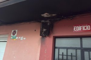 Cajetín en el que se originó el incendio en la Plaza del Pino de Almería capital, en el Centro Histórico.