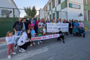 Familias del colegio concentradas a las puertas del centro.