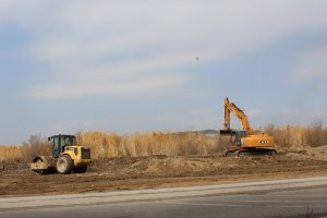 Trabajos junto al borde del humedal del Salar de los Canos de Vera.