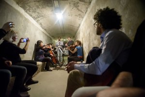 El público escucha con atención el concierto improvisado en los Refugios.