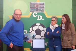 Valdivia con la viuda e hijos de Pepe Asensio.