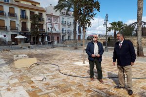 El alcalde y el edil de Obras en las obras de remodelación de la Plaza Mayor.