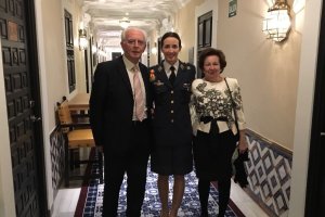 Rosa María García-Malea, con sus padres en Sevilla.