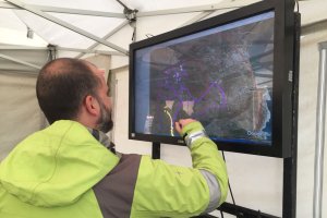 Un agente del Grupo de Emergencias de Andalucía señala la zona en la que se busca al pequeño.