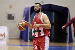 El director de orquesta rojillo en acción.