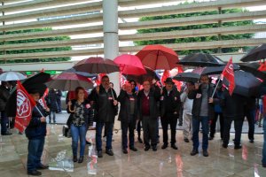 La lluvia no ha impedido la protesta organizada en la TGSS de Cortijo Grande.