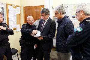 Visita de Manuel Cortés a las instalaciones de la Policía Local de Adra.