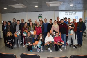 Alumnos de los grupos finalistas, tras recibir los premios, con la alcaldesa y profesores.