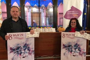 El alcalde y la concejala presentan la programación del Día de la Mujer.