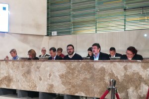 Bancada del PSOE y de IU en el plenario