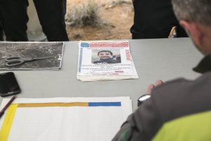 Carteles con la foto de Gabriel sobre la mesa del puesto de mando.