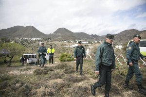 Agentes de la Guardia Civil en la zona en la que se busca al menor.
