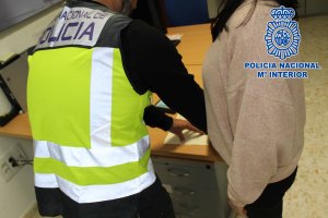 Los miembros de la organización actuaban como intermediarios entre el extranjero interesado en regularizar su situación.